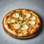 Pizza chèvre-miel fraîchement sortie du four avec une pâte dorée, fromage de chèvre fondant, miel brillant, noix grillées et romarin frais, posée sur une pierre à pizza, sans objets autour.
